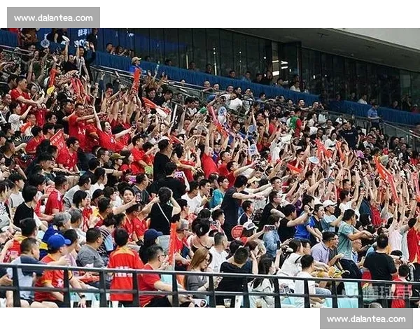 苏超赛场惊现 “江南四大才子”!魔性混搭经典音乐引爆全场笑点